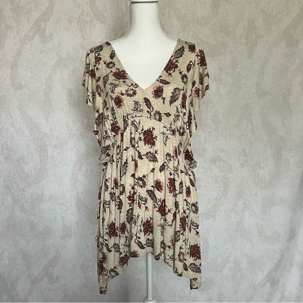 Women’s Cream Top with Floral Pattern in a Size XXL.